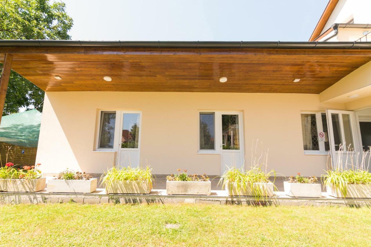 Villa Viktoria Nyíregyháza Buitenkant foto